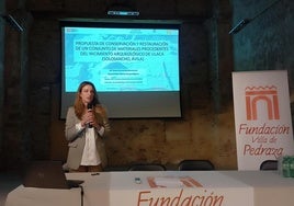 Sheila Fernández Barrientos expone su trabajo tras recibir el premio.