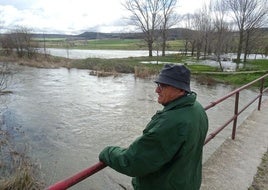 Un vecino de Villanueva de los Infantes observa el Esgueva desbordado en su pueblo, el pasado 10 de marzo.