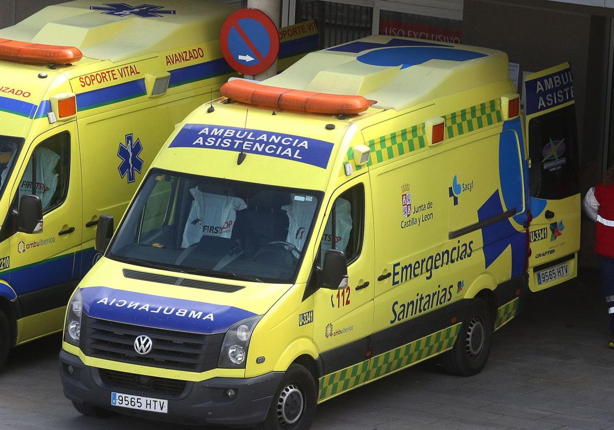 Imagen de archivo de una ambulancia en el Hospital de Segovia.