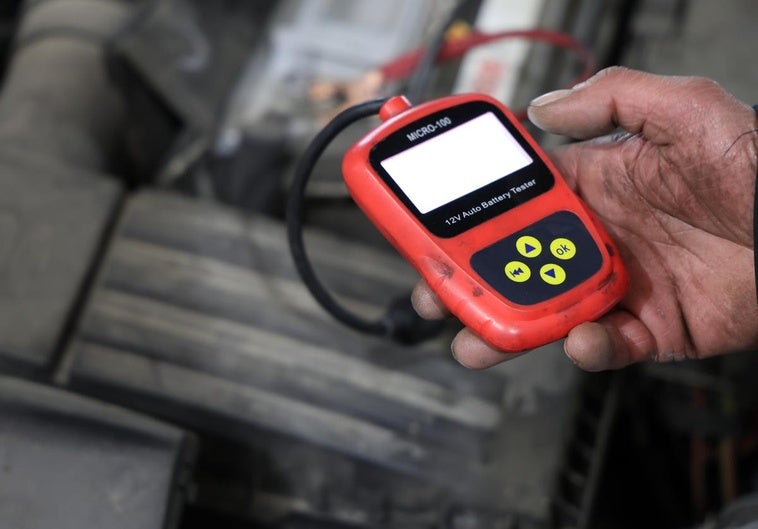 Comprobación de la batería de un coche en el taller de Neumáticos Esgueva