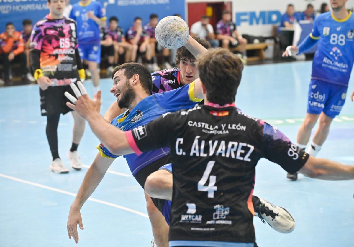 Álvaro Martínez se cuela en la defensa leonesa en el derbi de la pasada temporada en Huerta del Rey