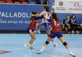 Jimena Laguna trata de penetrar en la defensa del Guardés el pasado sábado.