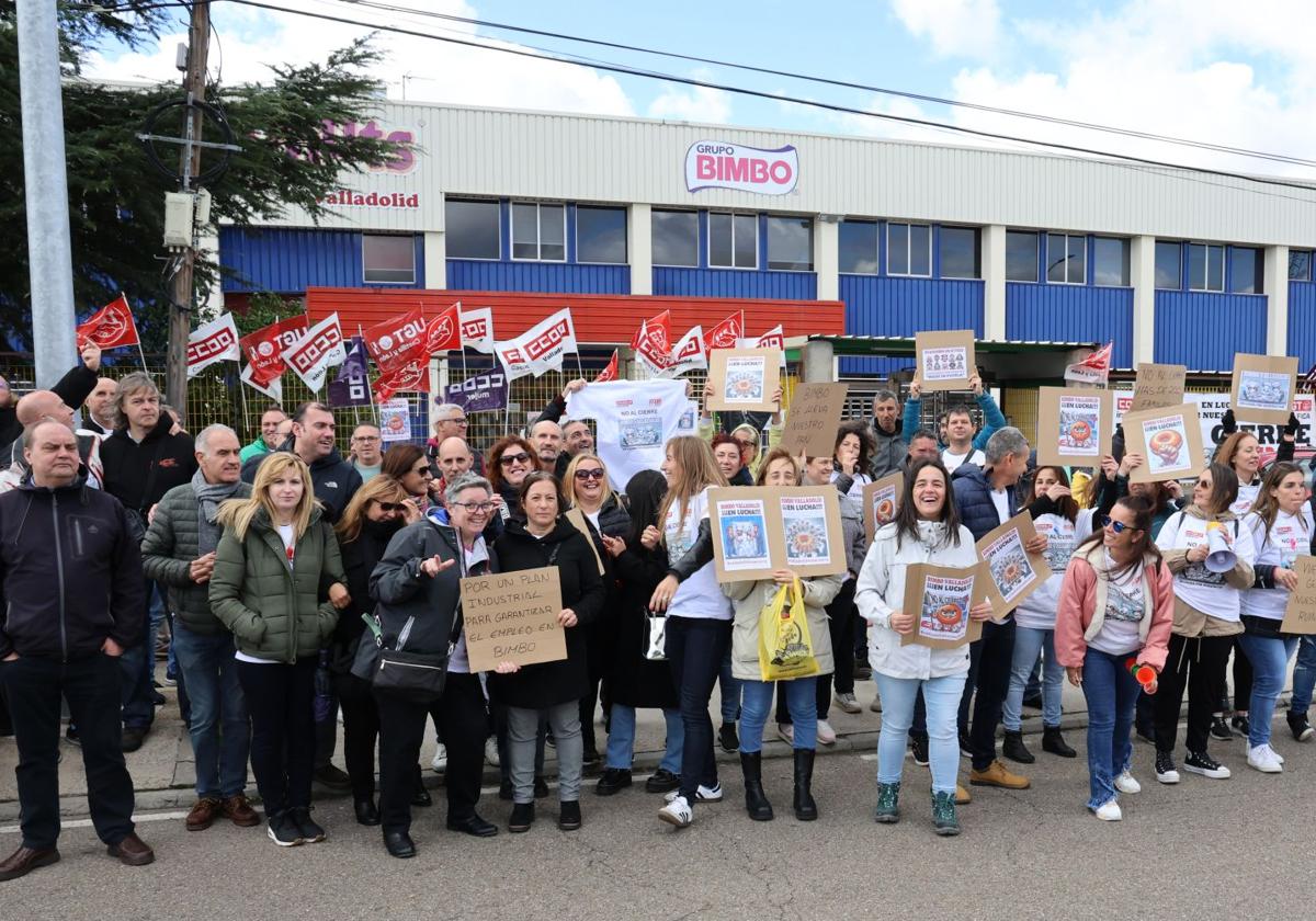 Los trabajadores de Bimbo protestan contra el cierre ante la fábrica el pasado 17 de octubre.