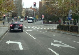 Las nuevas marcas viales, recién pintadas, en la desembocadura del puente hacia la plaza de Poniente e Isabel la Católica.