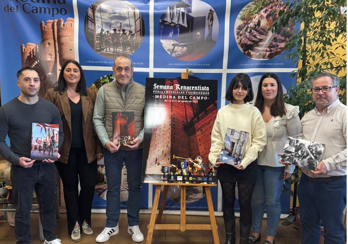 Ganadores del Rally Fotográfico junto al cartel anunciador de la Semana Renacentista 2025