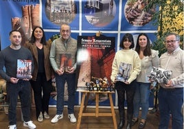 Ganadores del Rally Fotográfico junto al cartel anunciador de la Semana Renacentista 2025