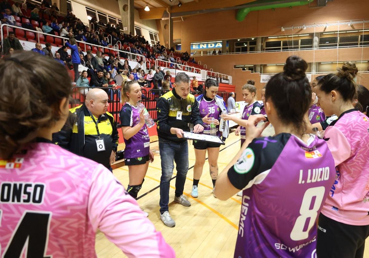 Salva Puig, técnico del Caja Rural, instruye a sus jugadoras durante un tiempo muerto del partido.