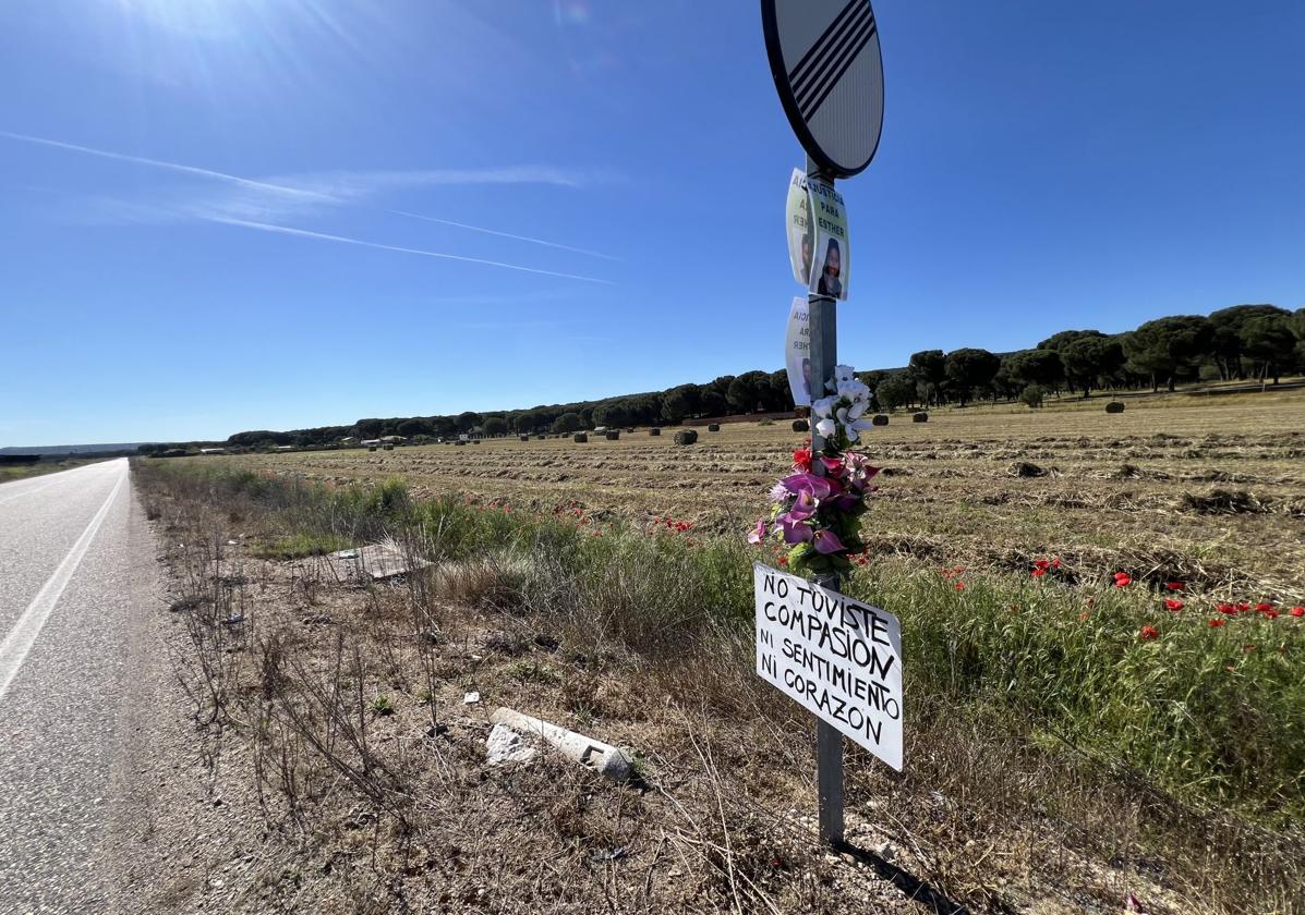 Carteles en el lugar del hallazgo del cadáver de Esther López.