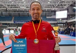 Óscar Botrán junto al título de 'Grand Winner' y el primer premio