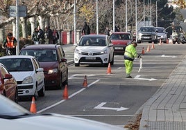 Los operarios pintan las marcas viales en la calzada del puente de Poniente.