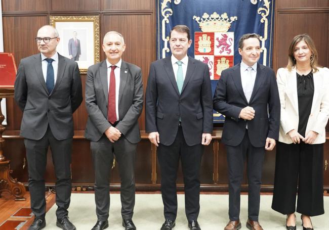 El presidente de Castilla y León, Alfonso Fernández Mañueco, con los rectores de la comunidad