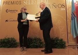 Guillermo Herrero, de Librería Cervantes, recoge el Premio a la Empresa Centenaria.