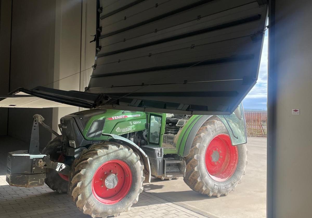 El tractor que estrellaron contra una puerta los ladrones en el asalto a Mayor de Castilla.