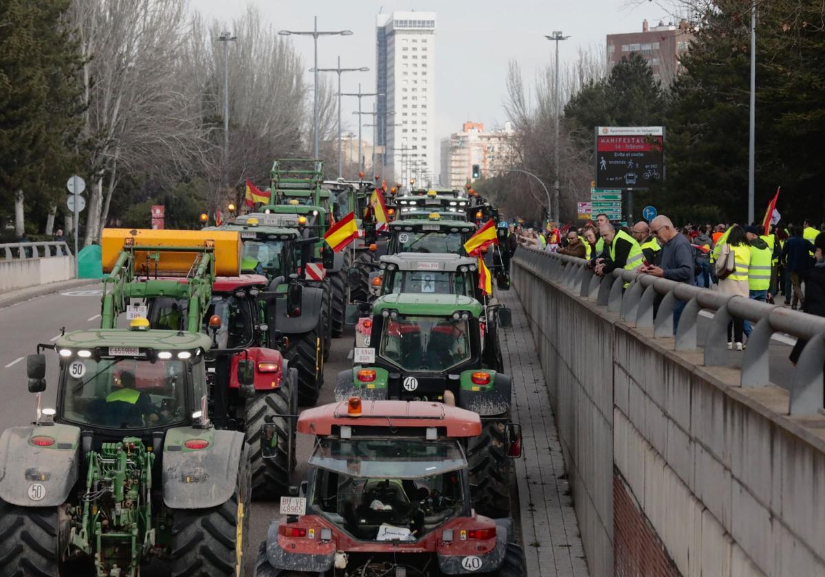 Los tractores, en la avenida de Salamanca de valladolid, durante una de las priemras manifestacioens en febrero.