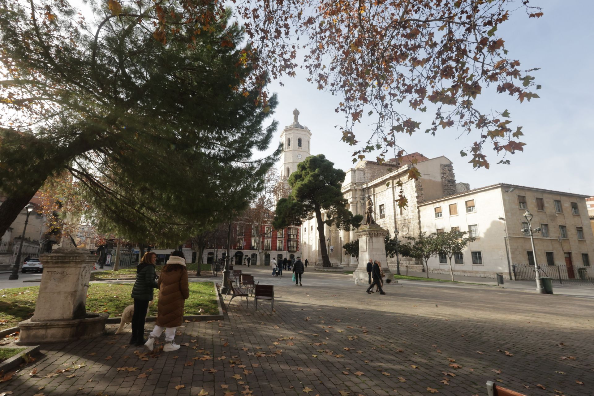 Un recorrido en imágenes por la Plaza de la Universidad