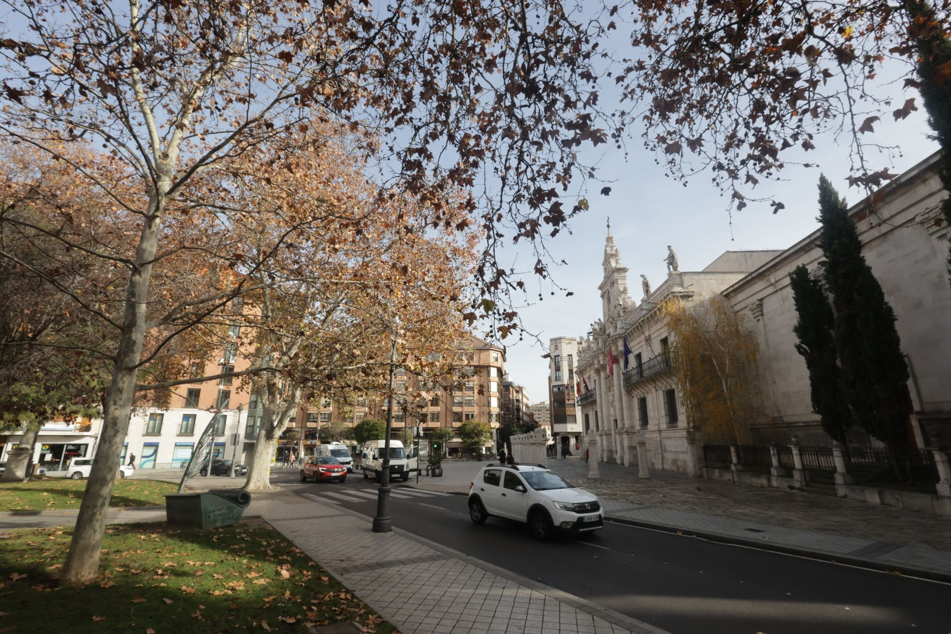 Un recorrido en imágenes por la Plaza de la Universidad