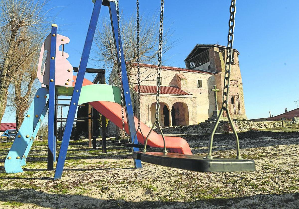 Columpios en Almenara de Adaja, uno de los municipios sin niños empadronados en Valladolid.