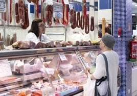 Compras en el interior del Mercado de las Delicias.