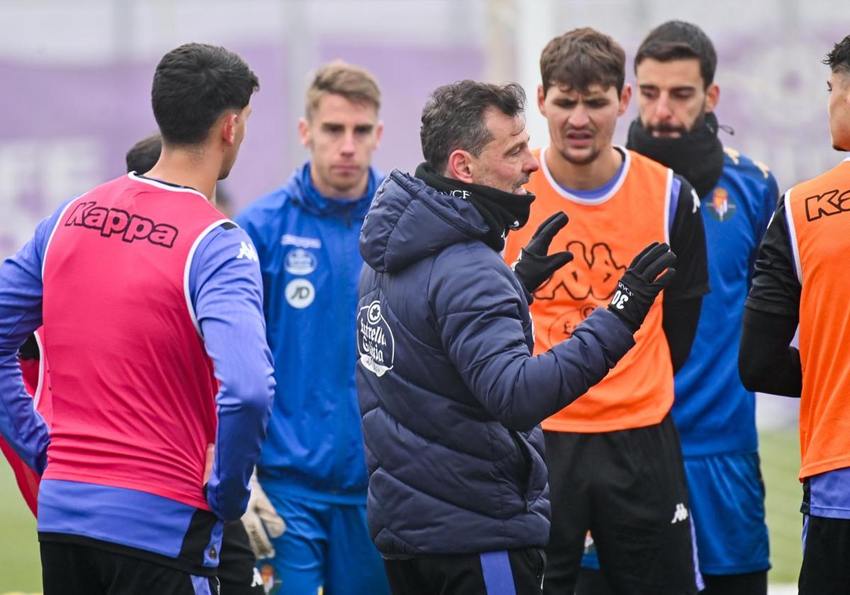 Diego Cocca da instrucciones a los jugadores del Real Valladolid durante la sesión del pasado lunes en los Campos Anexos