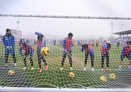 Los jugadores del Real Valladolid, durante la sesión de entrenamiento del pasado lunes a las órdenes de Diego Cocca.