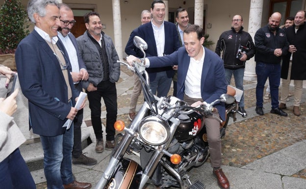 Conrado Íscar, presidente de la Diputación de Valladolid, posa junto a la moto serigrafiada del 25 aniversario de Motauros.