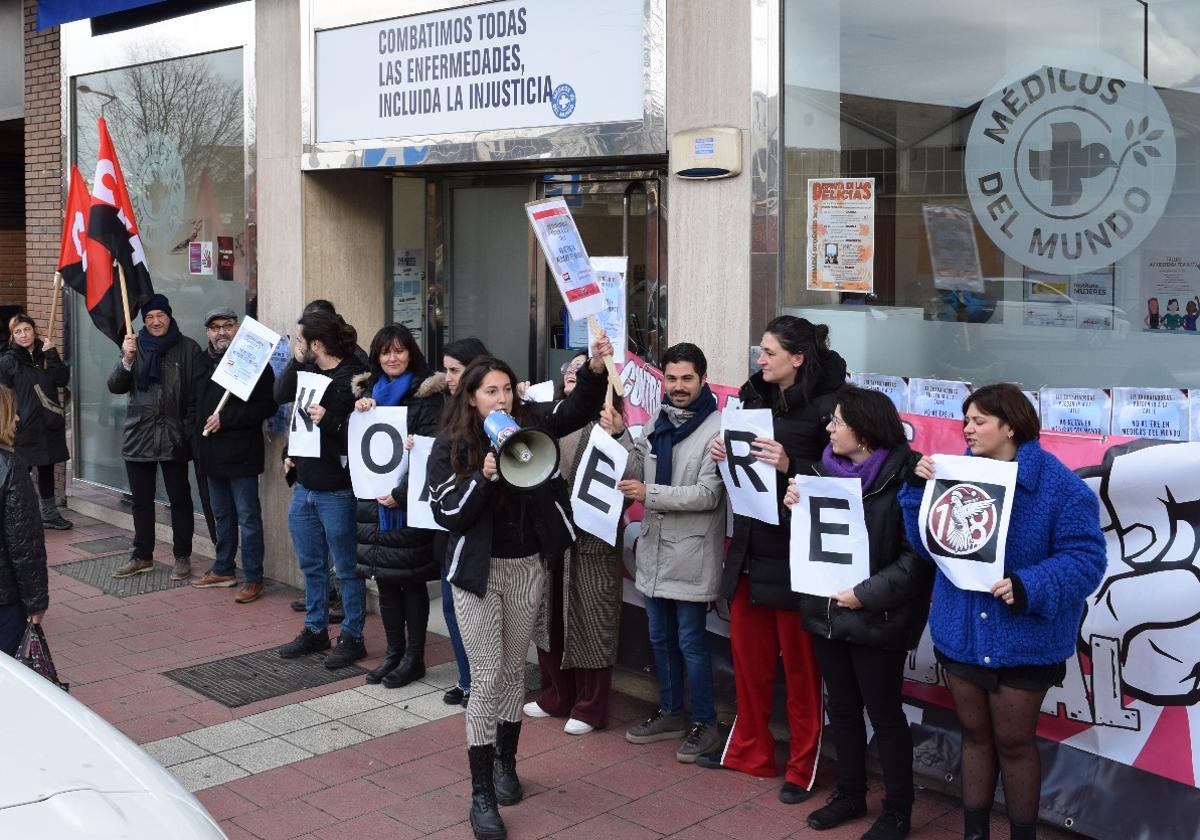 Protesta de la plantilla en la puerta de la sede de Médicos del Mundo, en la calle Villanueva.