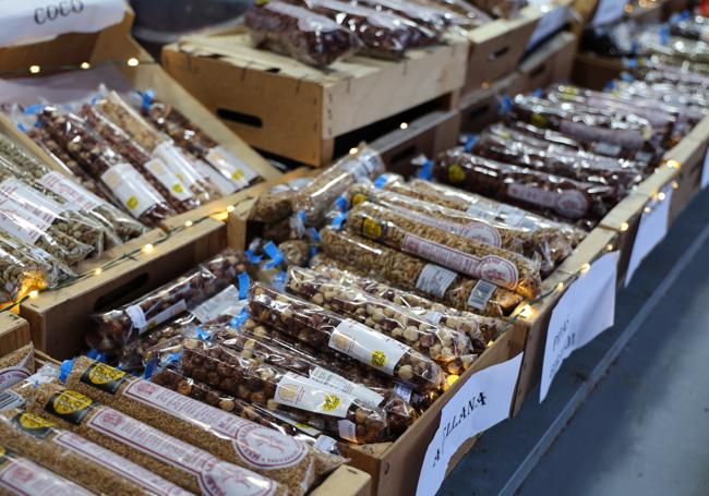 Almendras garrapiñadas y frutos secos en el mercado navideños de la Plaza Mayor.