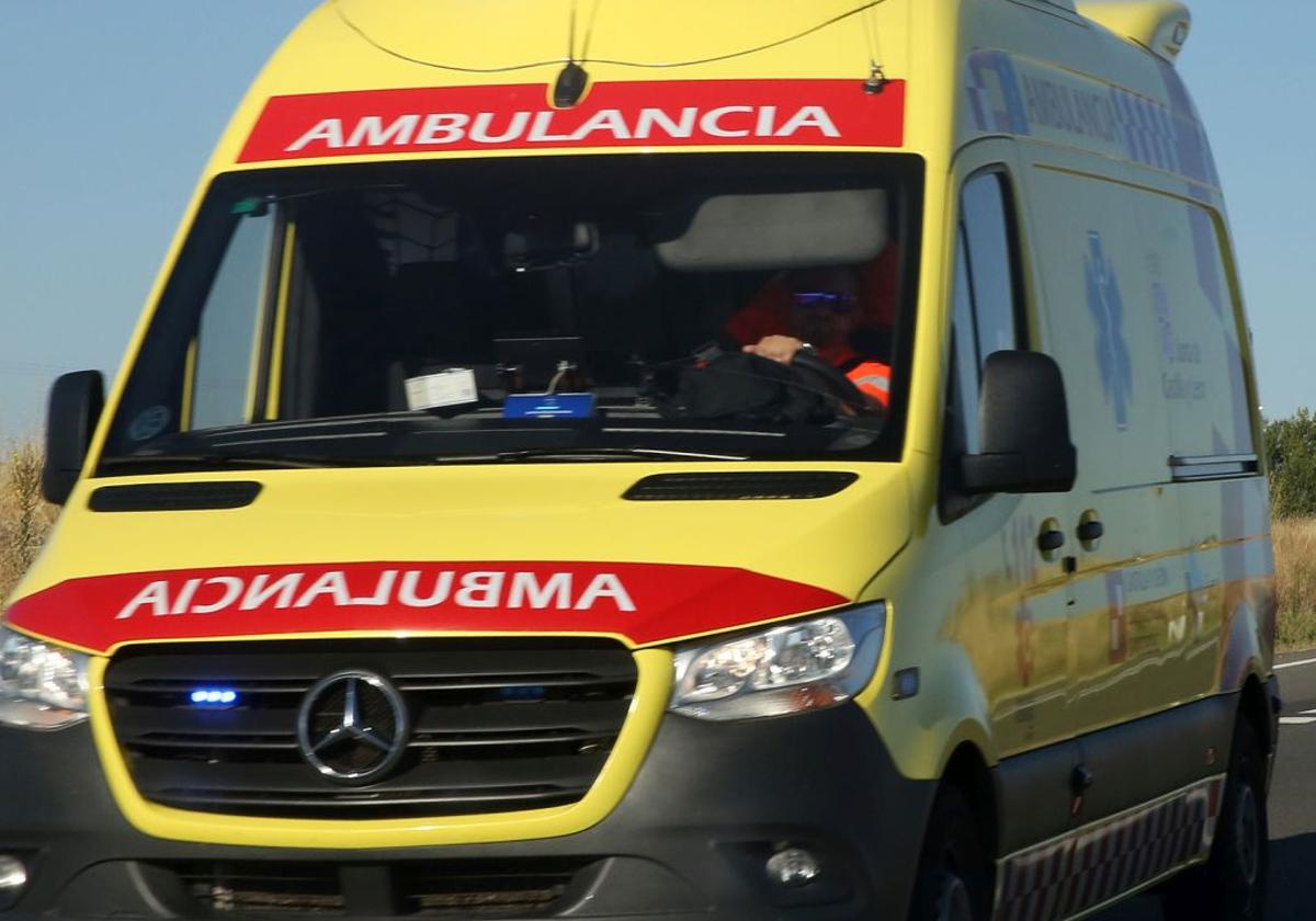 Ambulancia en una carretera de la provincia de Segovia.