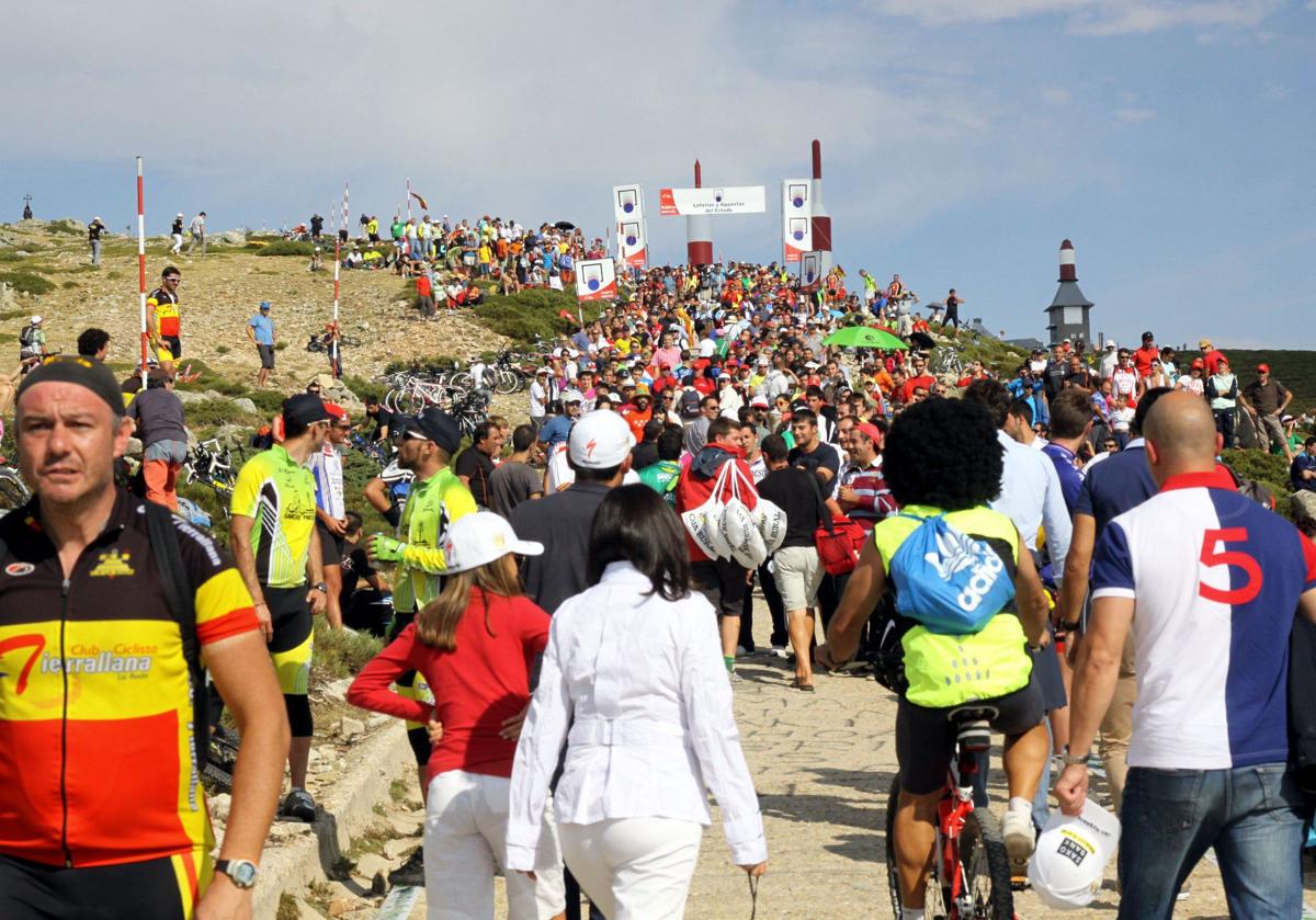 Ambiente en la Bola del Mundo durante una etapa con final en la mítica cima entre Segovia y Madrid.