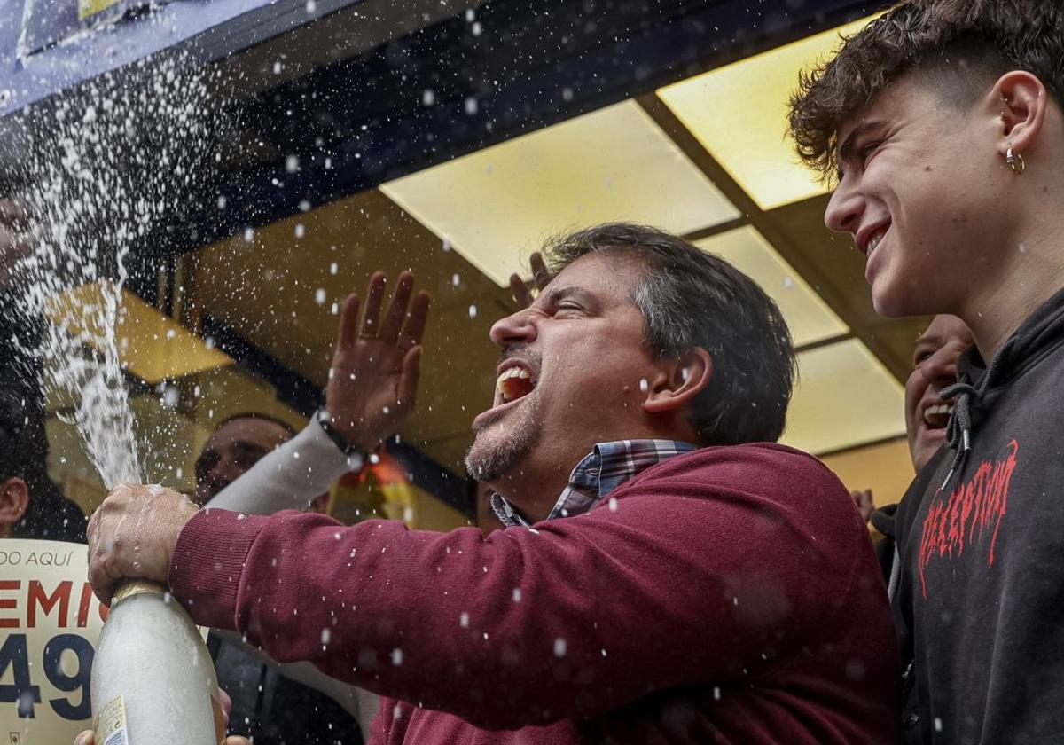 Los ganadores del Gordo de 2022 celebran por todo lo alto el premio.