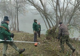 Integrantes del Club Deportivo El Batán limpiando la zona de los Castrilleros