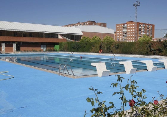 Piscina del Campo de la Juventud antes de deteriorarse las instalaciones.