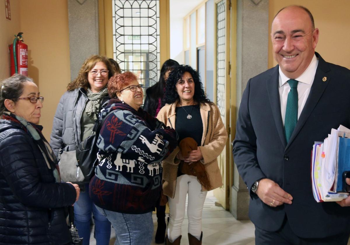 Trabajadoras del Servicio de Ayuda a Domicilio saludan al presidente provincial antes del pleno.