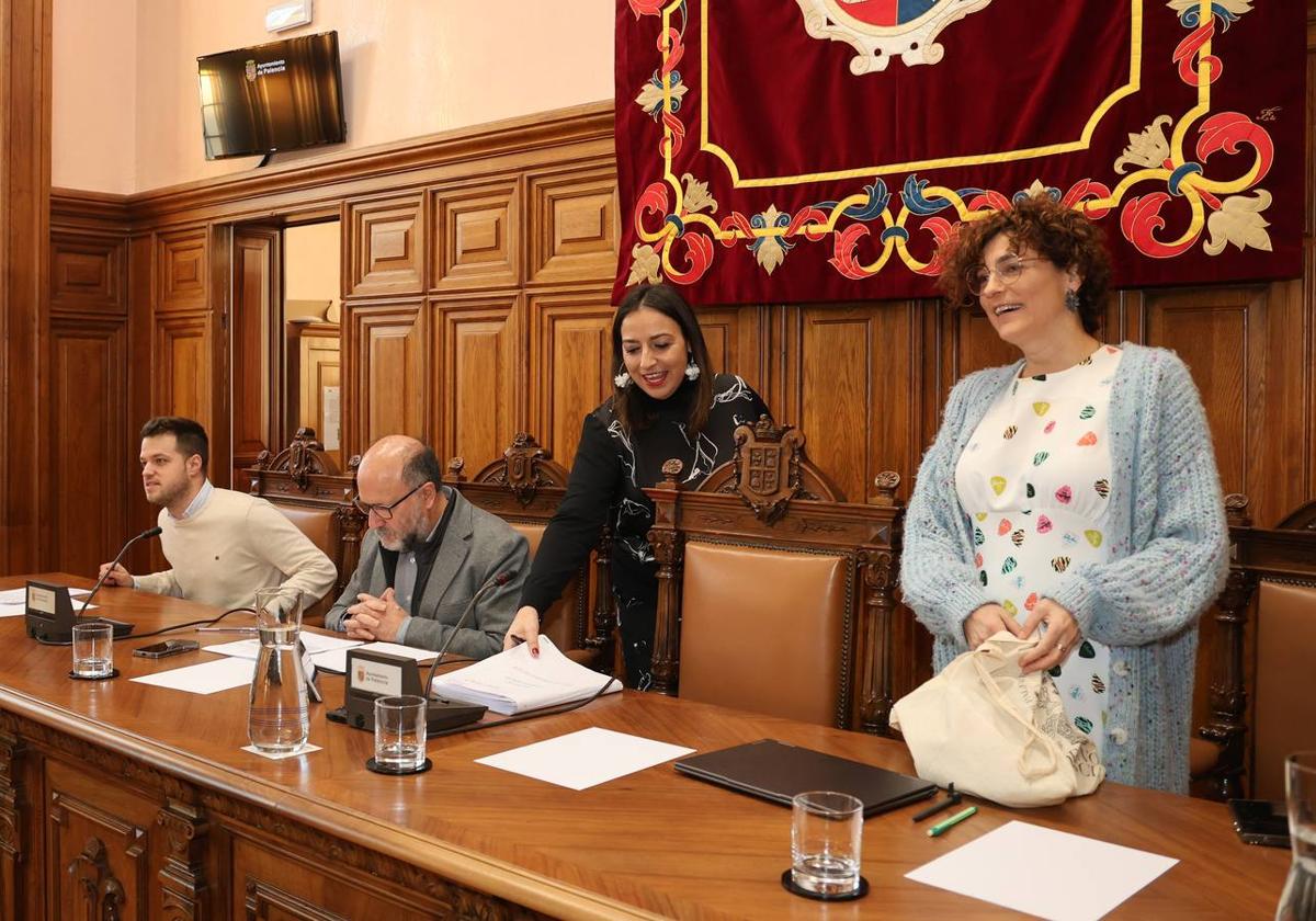 La alcaldesa sonríe al ocupar su puesto, antes de comenzar el pleno.