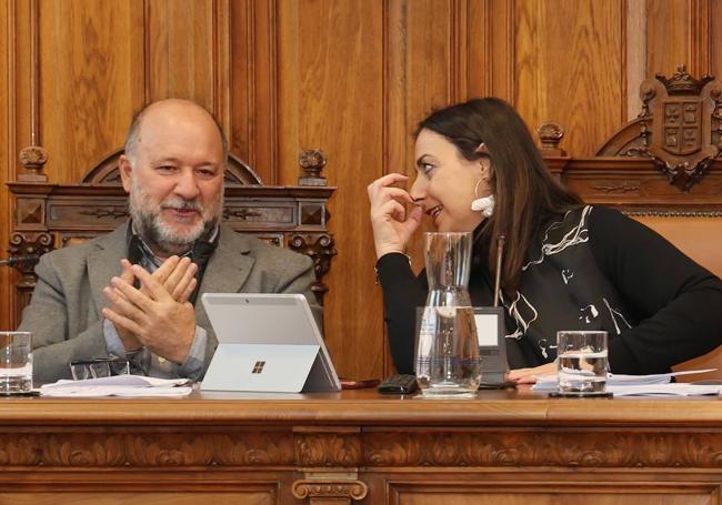 La alcaldesa habla con el concejal de Hacienda.