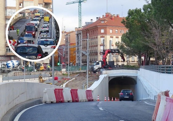 Un turismo accede al túnel de Labradores por el carril abierto en sentido al centro. Arriba, a la izquierda, retenciones a la misma hora en Arco de Ladrillo.