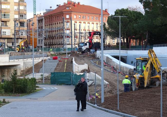 Trabajos de urbanización entre el paso peatonal de Panaderos y el túnel de Labradores, del lado de la avenida de Segovia.