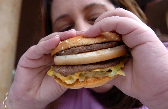 Una mujer come una hamburguesa.