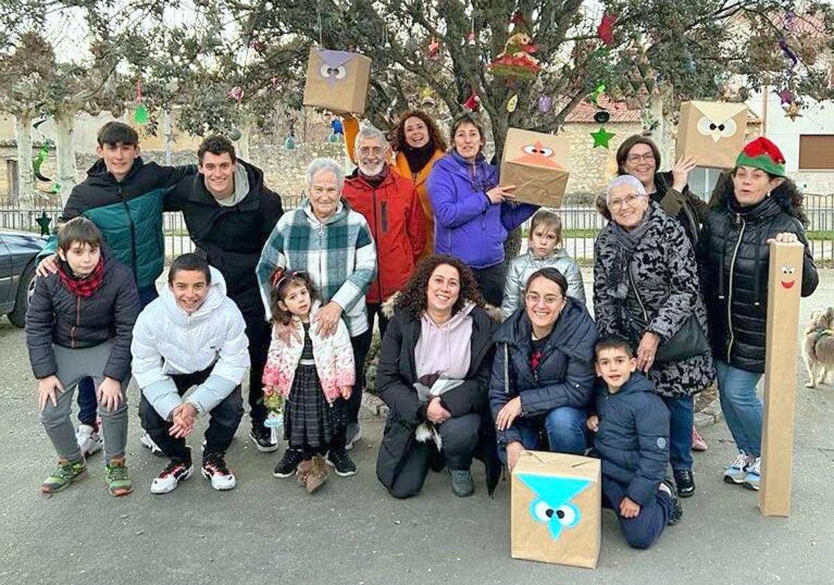 Los vecinos decorarán la encina con las manualidades navideñas preparadas durante varios días.