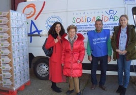 Lourdes Gullón y María Teresa Rodríguez, presidenta y presidenta de honor de Gullón, en la entrega de alimentos.