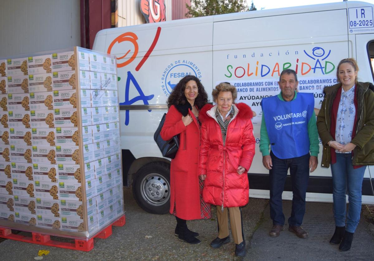 Lourdes Gullón y María Teresa Rodríguez, presidenta y presidenta de honor de Gullón, en la entrega de alimentos.