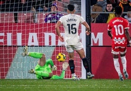 A Hein se le resbala el balón en el segundo gol del Girona.