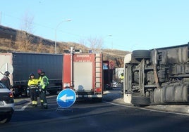 Accidente de un camión en la rotonda de Tejadilla.