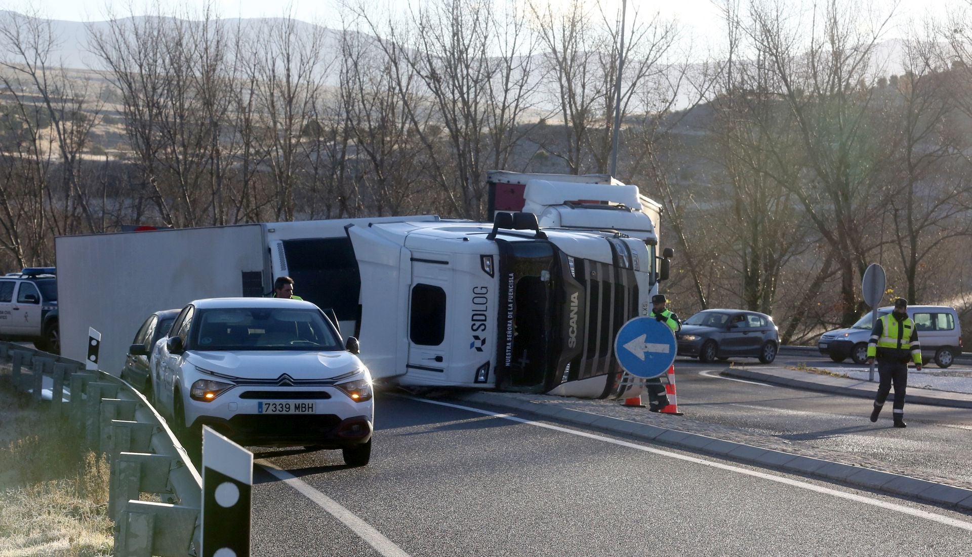 Fotografías del vuelco de un camión en la rotonda de Tejadilla