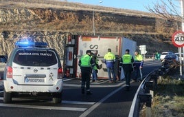 Accidente de un camión en la rotonda de Tejadilla