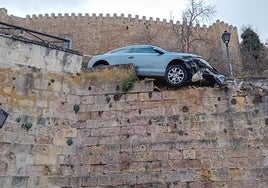 Coche en las escaleras de acceso al campus de IE University.