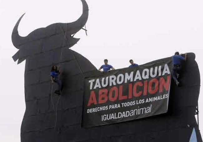 Activistas a favor de la abolición de la tauromaquia cuelgan un cartel en el toro de Osborne de Valdemoro, en abril de 2008.