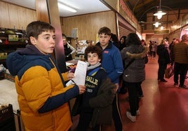 Los alumnos de La Salle recorren y estudian la Plaza de Abastos.