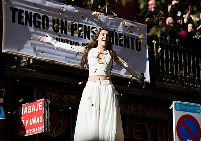 Amaia terminó su actuación sobre una furgoneta, en plena calle.