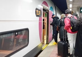 Usuarios del tren veloz suben al convoy en la estación de Segovia.